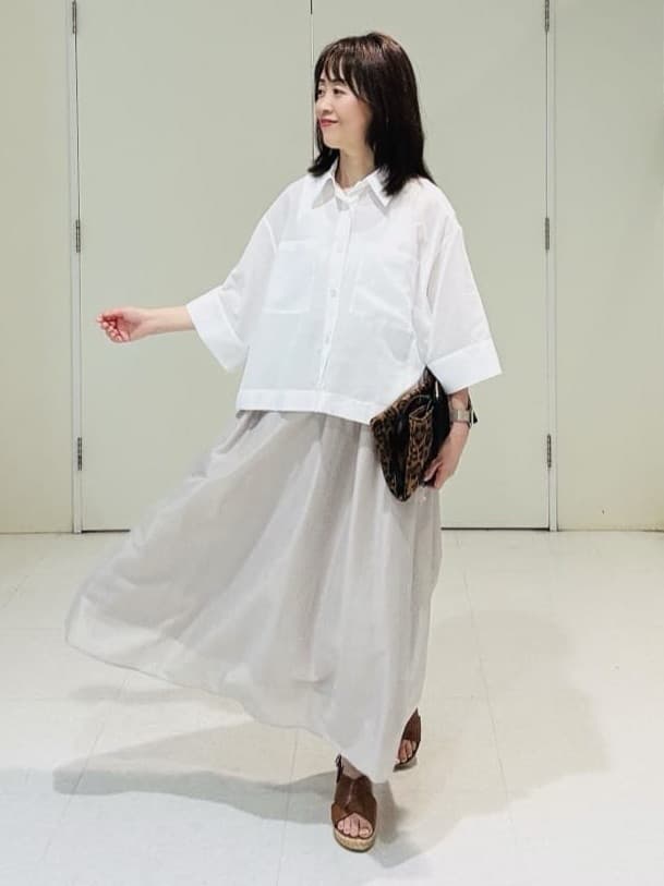 makiさんの「UNTITLED｜【後ろウエストゴム/洗える】シアーフレアースカート」を使ったコーディネート