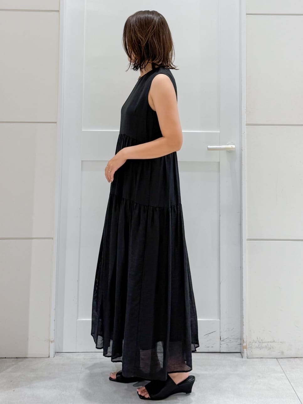 yuka.aさんの「OPAQUE.CLIP｜麻混シアーギャザーティアードワンピース【洗濯機洗い可】」を使ったコーディネート