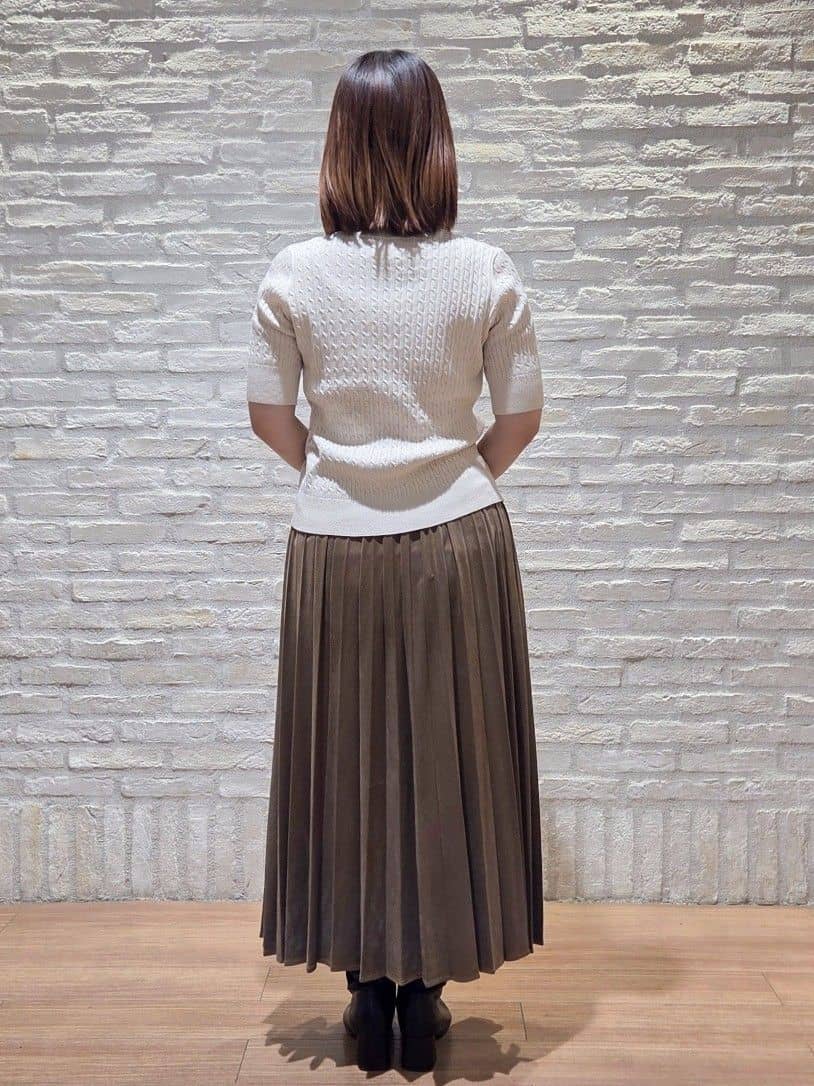 なつみさんの「OPAQUE.CLIP｜フェイクスウェードプリーツスカート【静電気防止加工／洗濯機OK】」を使ったコーディネート