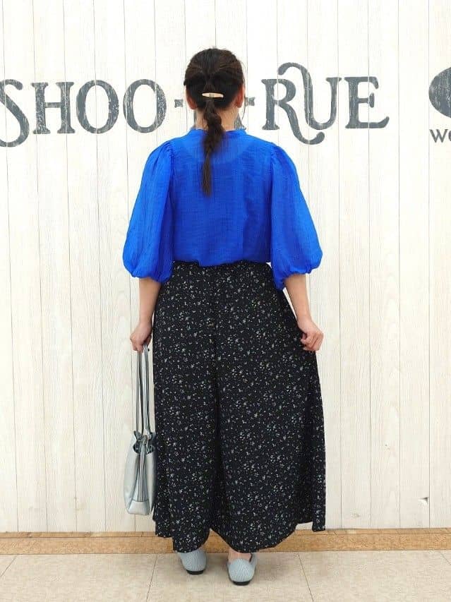 とろろさんの「SHOO･LA･RUE｜【S-LL/裏地ひんやり】スカート見えで上品に マットサテンスカーチョ」を使ったコーディネート