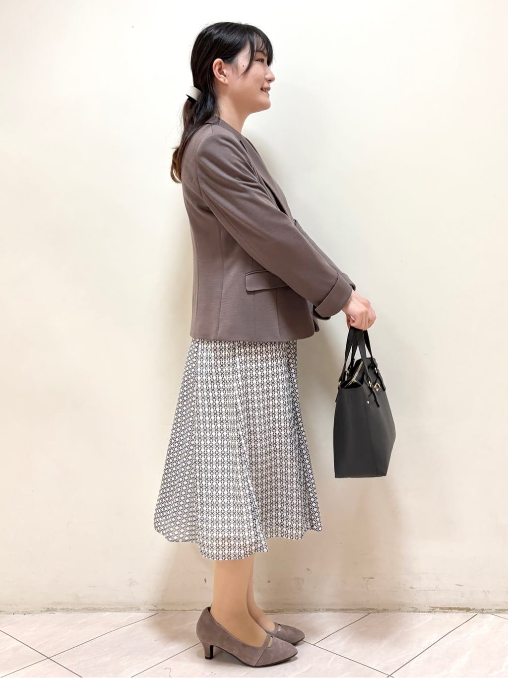 mikiさんの「Reflect｜【きちんと見え／セットアップ可／通勤におすすめ◎】ペプラムプリントブラウス」を使ったコーディネート