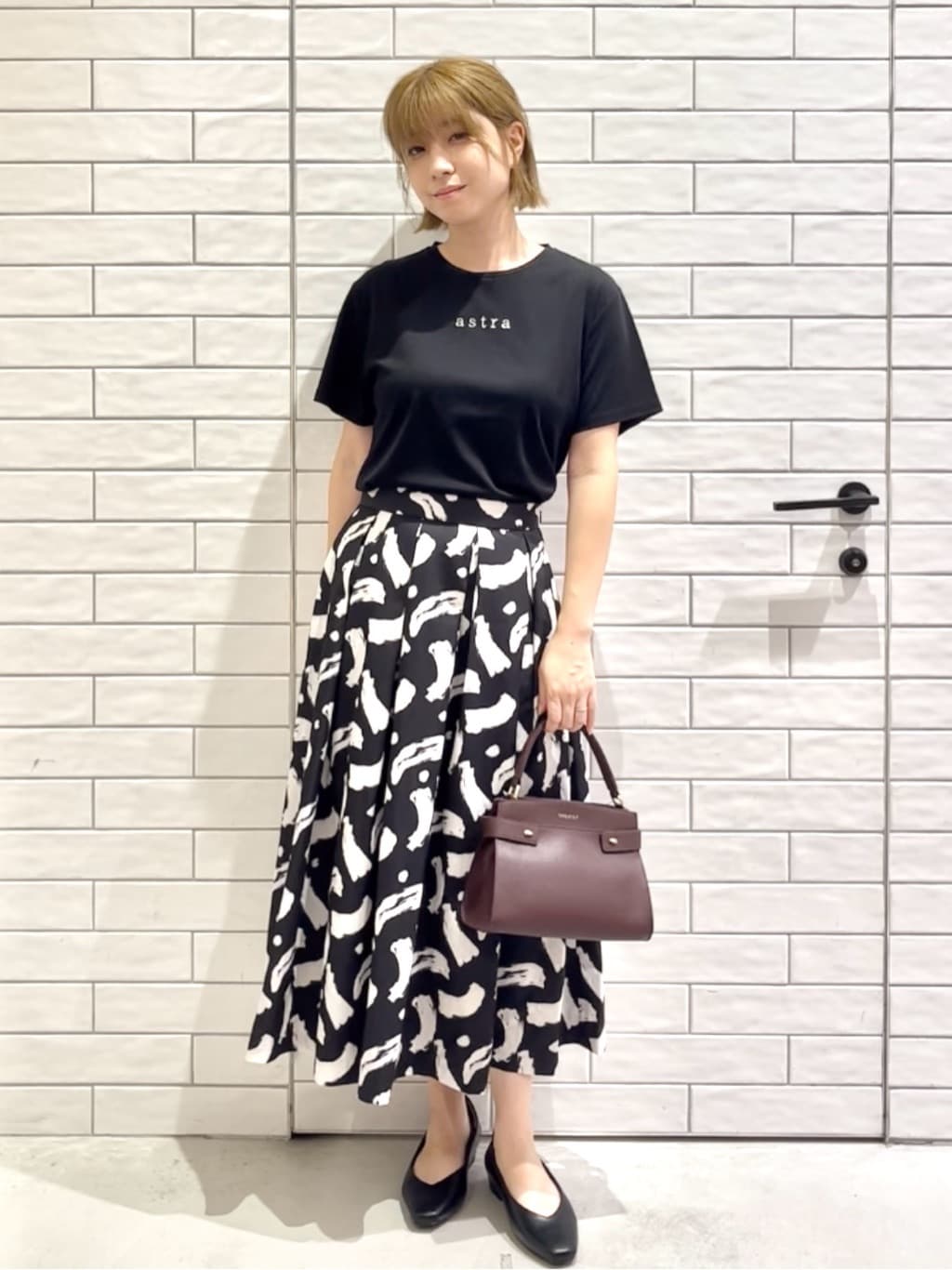 しおりさんの「OPAQUE.CLIP｜メタリック刺繍ロゴTシャツ【接触冷感／洗濯機洗い可】」を使ったコーディネート