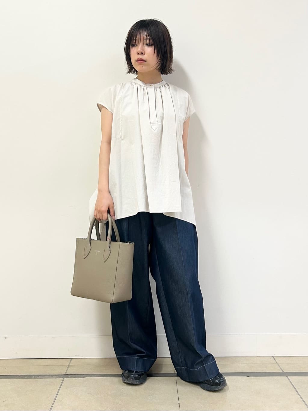 とりみさんの「DRESSTERIOR｜◆スクエアシュリンクレザー トートバッグ」を使ったコーディネート