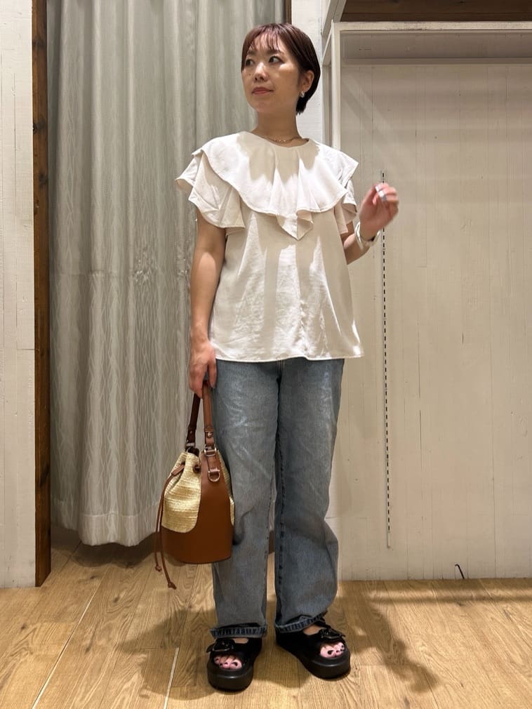 ga_riさんの「THE SHOP TK｜【ONOFF活躍】フリルデザインブラウス/セットアップ可」を使ったコーディネート