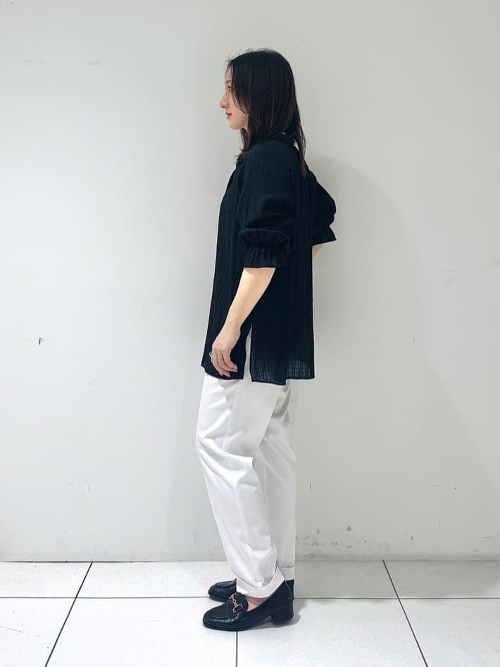 そんさんの「INDIVI｜【洗える／シャーリング素材】ボリューム袖エアリーブラウス」を使ったコーディネート