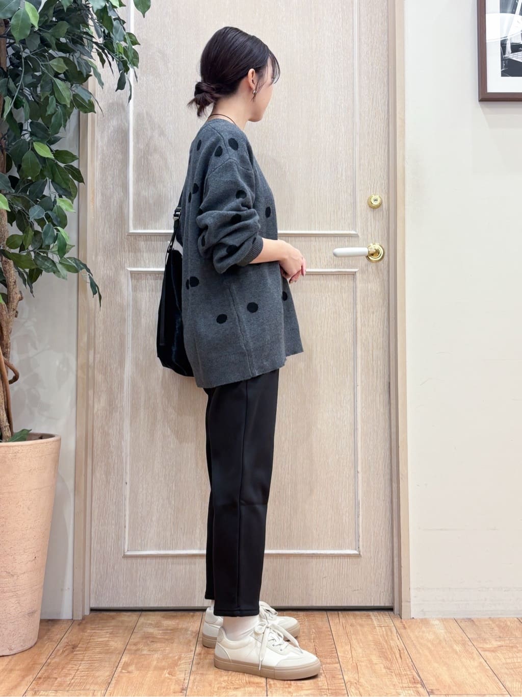 なみさんの「SHOO･LA･RUE｜【S-LL/洗濯機可】体型カバーができる 大人のドット柄ニット」を使ったコーディネート