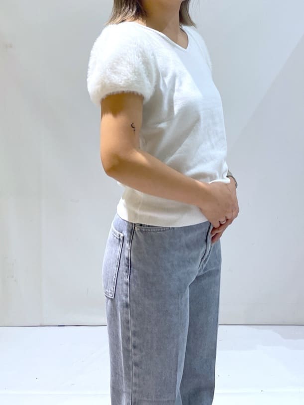 manaさんの「OPAQUE.CLIP｜《6色展開》フェザーパフスリーブVネックニット【洗濯機洗い可】」を使ったコーディネート