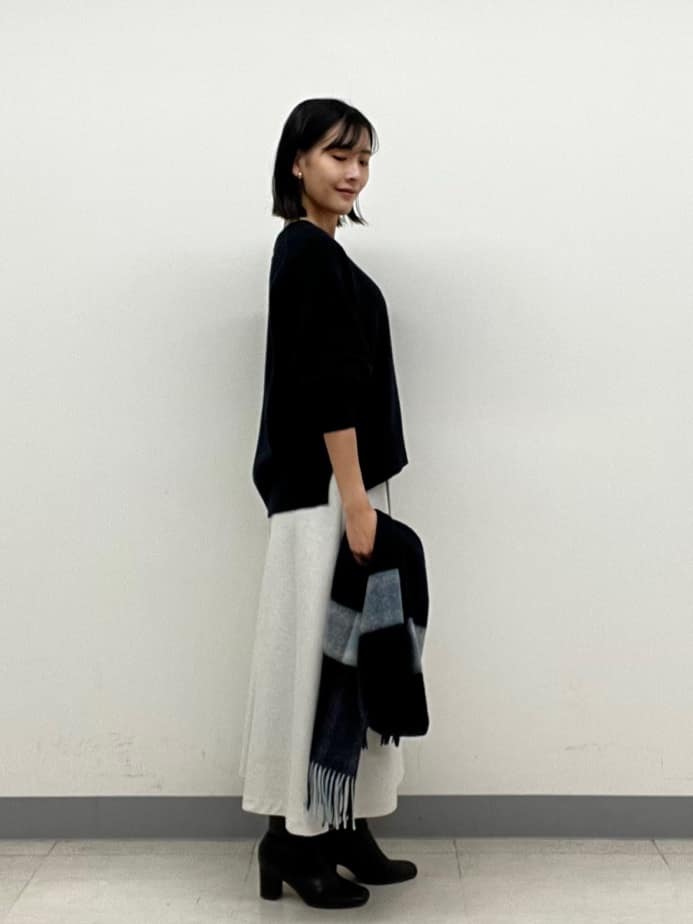 hinanoさんの「INDIVI｜【洗える／カシミヤ混】ミドルゲージVネックニット」を使ったコーディネート