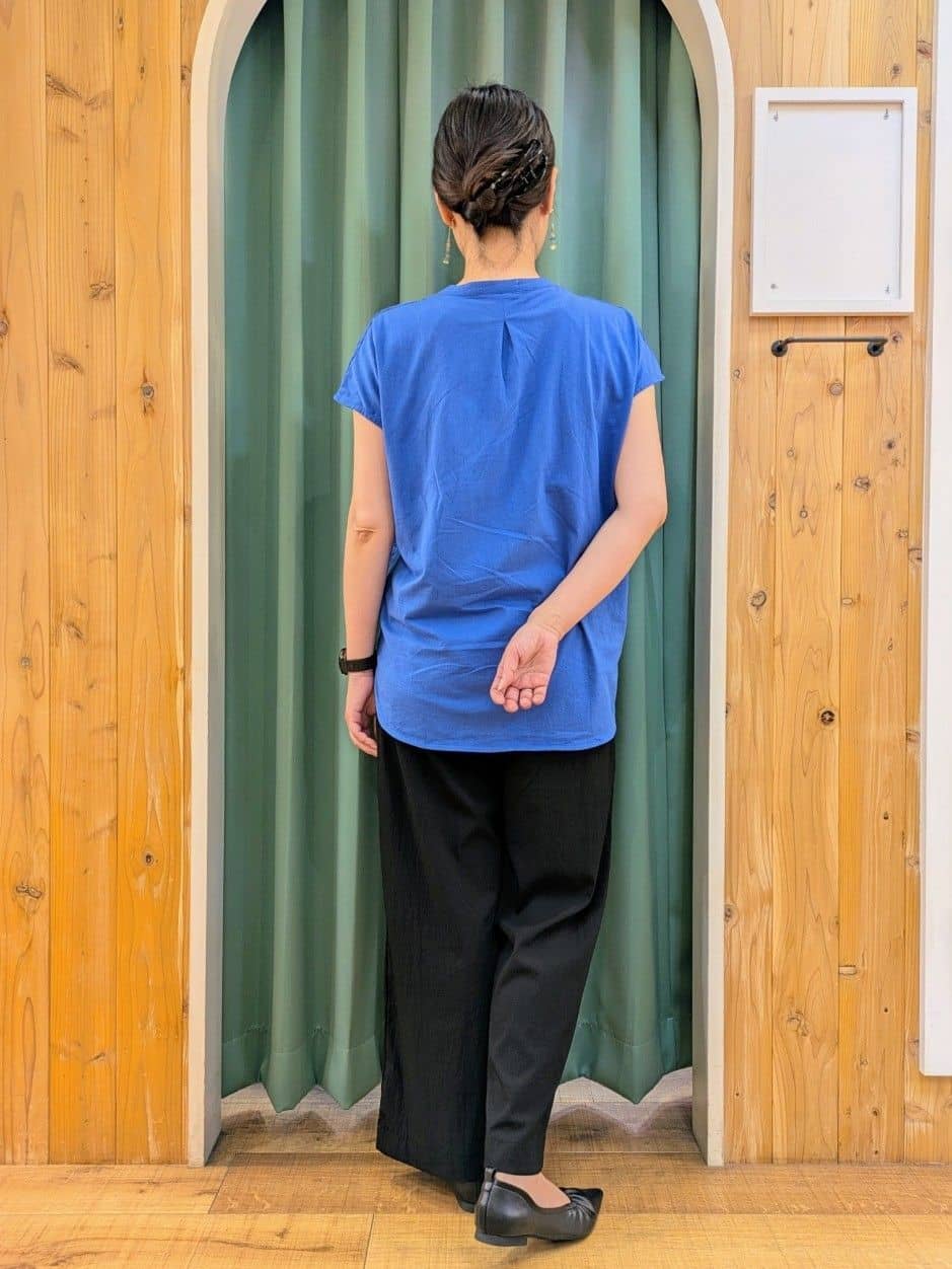 ショーコラさんの「SHOO･LA･RUE｜【着丈選べる】触れる度ひんやり ゆるきれい イージーワイドパンツ」を使ったコーディネート