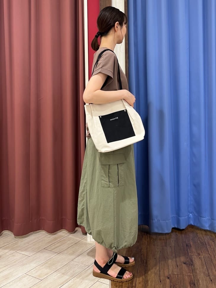 muさんの「SHOO･LA･RUE｜【S-LL/汗ジミ軽減/ひんやり/UV】体型カバーに タック入りドルマントップス」を使ったコーディネート