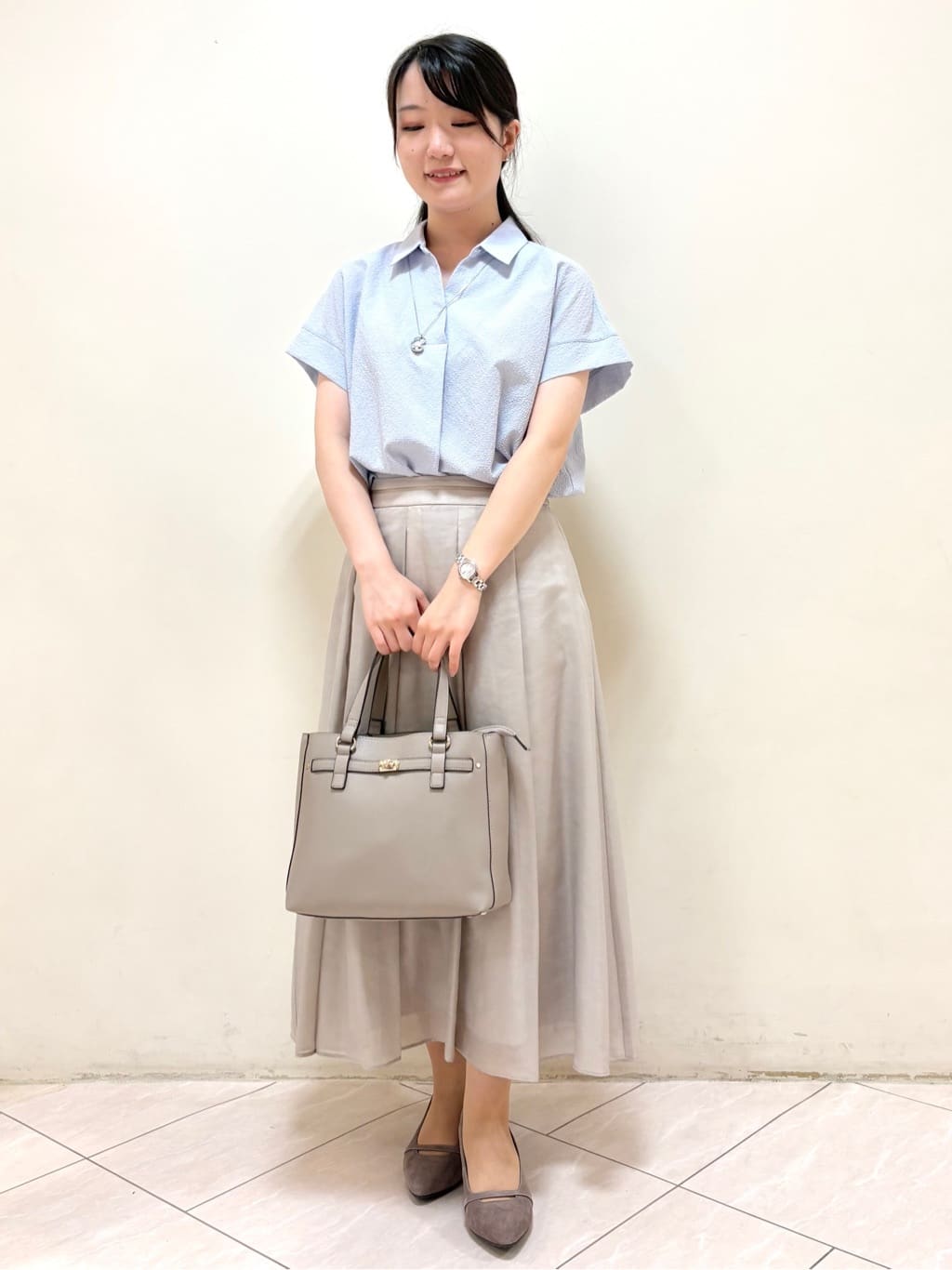mikiさんの「Reflect｜【二の腕さりげなくカバー】シャツ衿オフボディブラウス」を使ったコーディネート