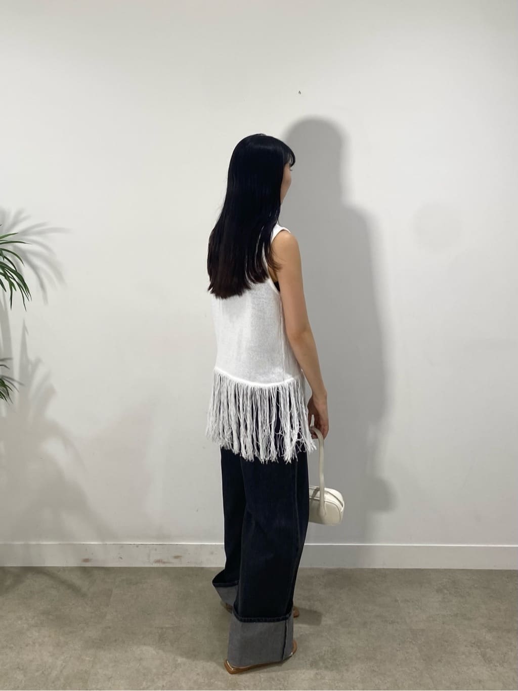 rinaさんの「INDIVI｜スリーブレスフリンジニット」を使ったコーディネート