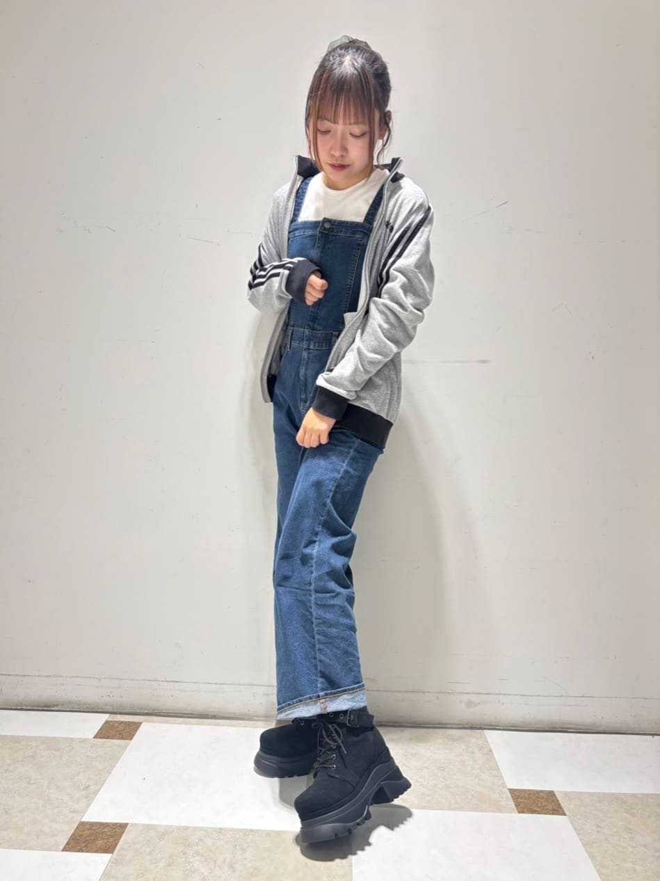 せらら⭐️さんの「ESPERANZA｜レースアップバックル厚底ブーツ」を使ったコーディネート