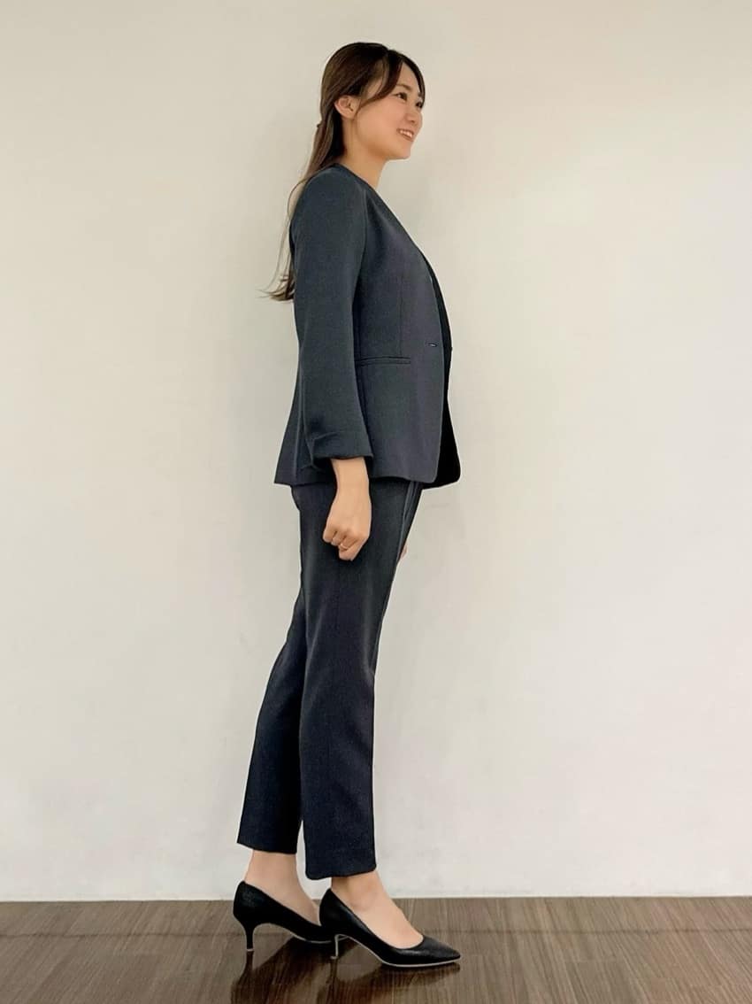 yazuさんの「INDIVI｜【通勤に最適／Vネック】タックデザインブラウス」を使ったコーディネート
