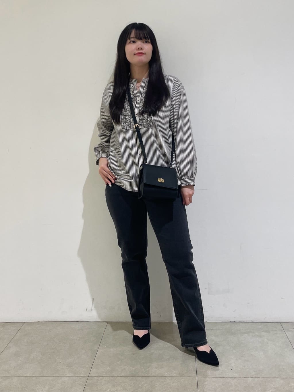 emikaさんの「INDIVI｜【洗える】胸元タックフリル長袖ブラウス」を使ったコーディネート