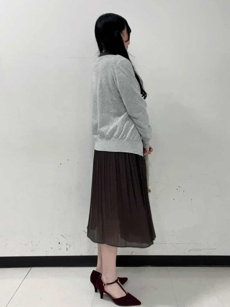 Hitomiさんの「index｜《7色展開／XS-LLサイズ》ビジューボタンクルーネックカーディガン【洗濯機洗い可】」を使ったコーディネート