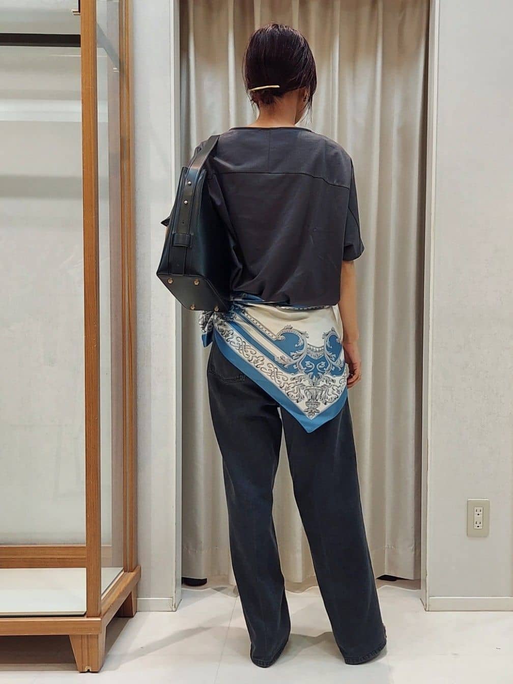 MIYAMOTOさんの「UNTITLED｜【手洗い／88cm正方形】エンブレムプリントスカーフ」を使ったコーディネート