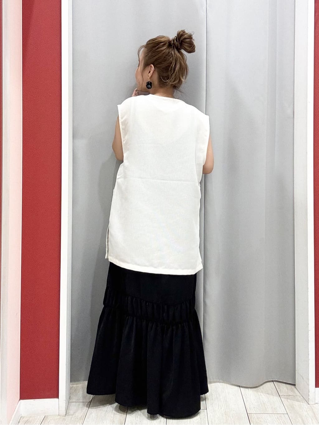 shioさんの「SHOO･LA･RUE｜【ひんやり】シャーリングがアクセントに 大人のデザインキャミワンピース」を使ったコーディネート