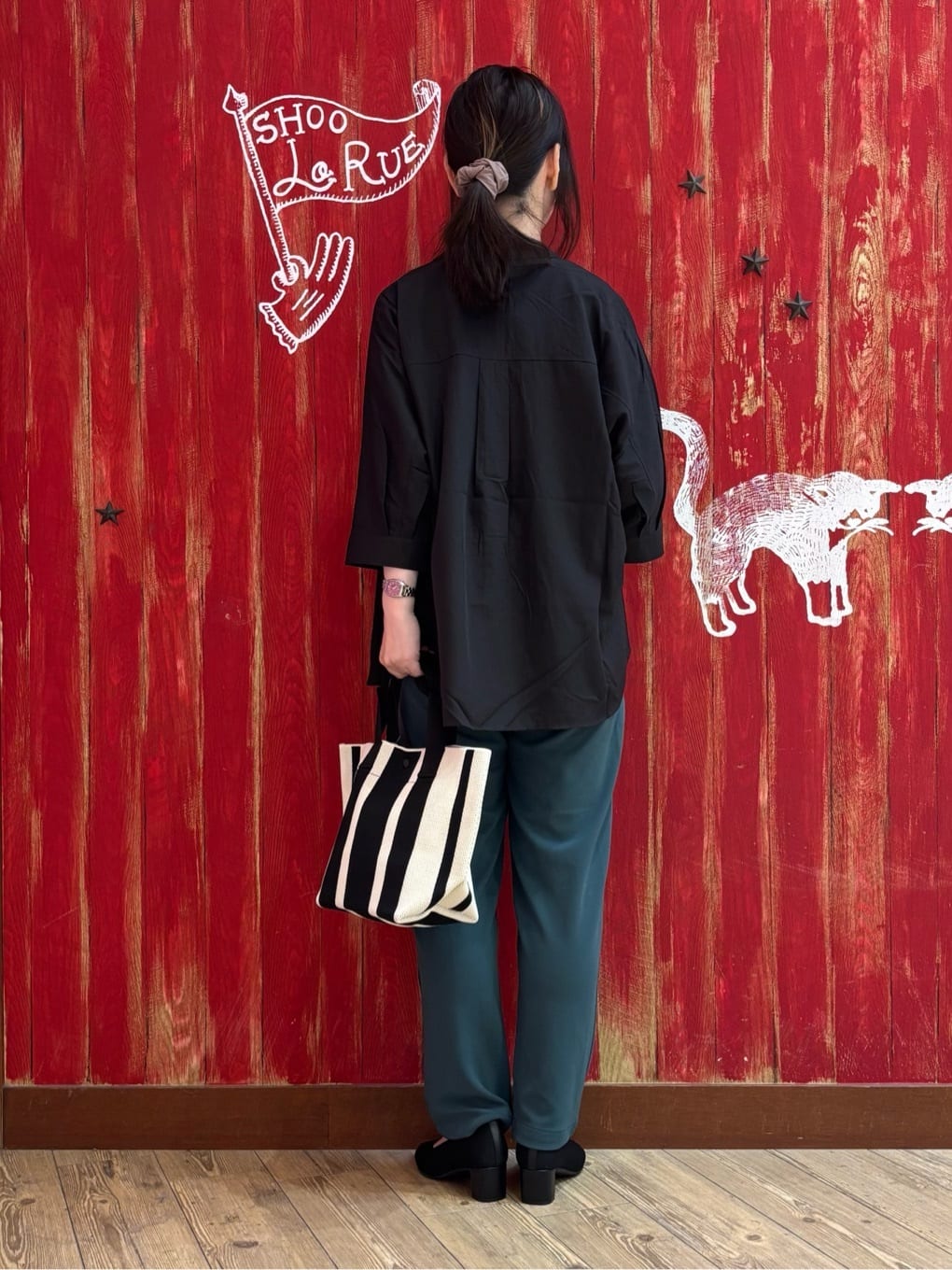 マエDさんの「SHOO･LA･RUE｜【S-LL/洗濯後しわになりにくい】コットン風 前あきドルマンブラウス」を使ったコーディネート