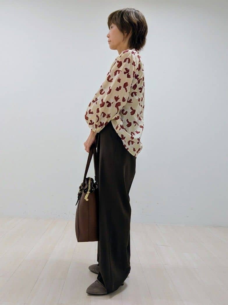 nishiさんの「Reflect｜【ジャケットのインナーにおすすめ◎】花柄タックデザインブブラウス」を使ったコーディネート