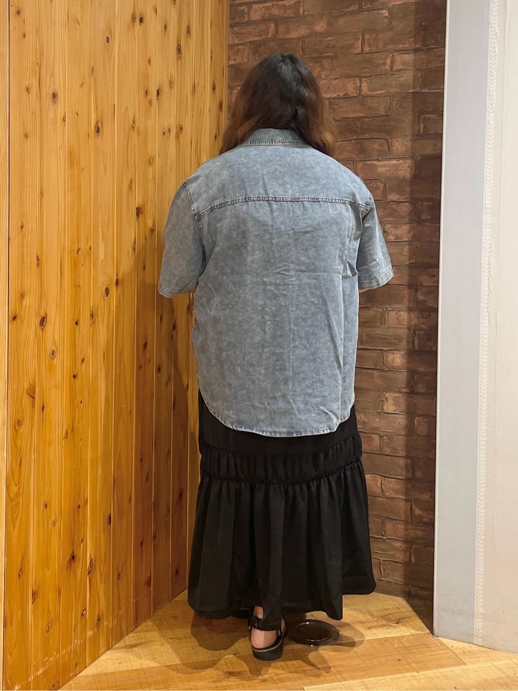 Risaさんの「SHOO･LA･RUE｜【ひんやり】シャーリングがアクセントに 大人のデザインキャミワンピース」を使ったコーディネート