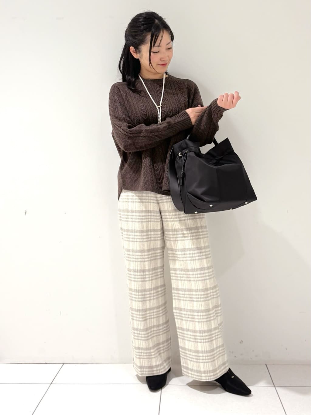 momokoさんの「INDIVI｜【洗える】ケーブルデザイン ラウンドヘムニット」を使ったコーディネート