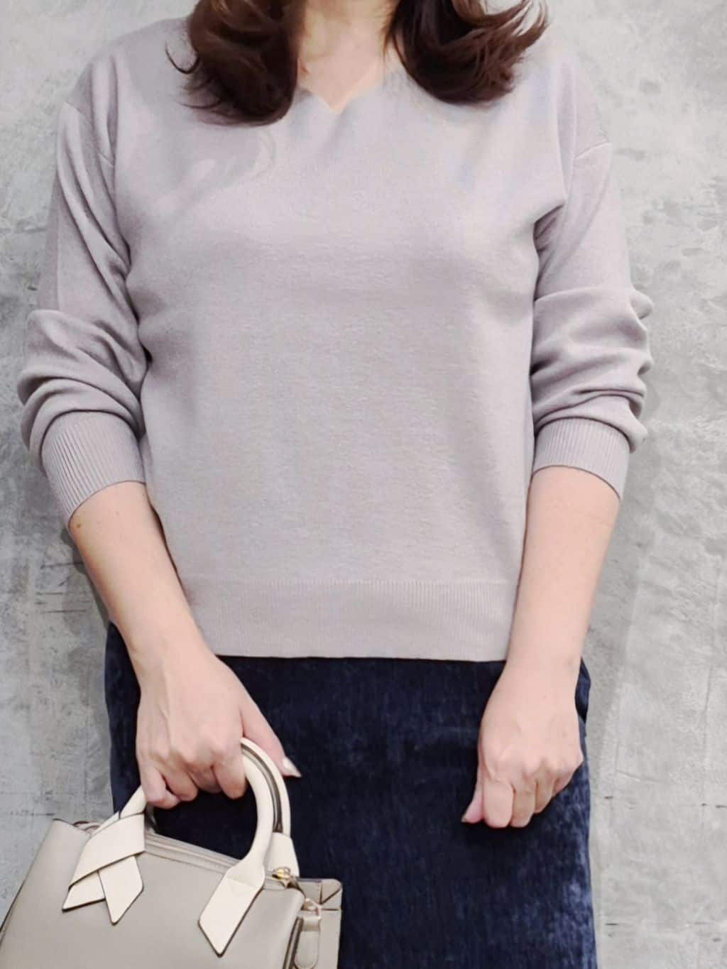 ひさえさんの「THE SHOP TK｜【すっきりシルエットが叶う】大人のためのVネックニット/毛玉になりにくい/静電気防止/洗濯機OK」を使ったコーディネート