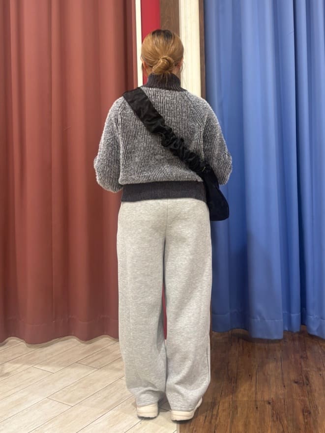 SAKUさんの「SHOO･LA･RUE｜【洗濯機可/あったか/S-LL】裏起毛ストーン付き スウェットカーブパンツ」を使ったコーディネート