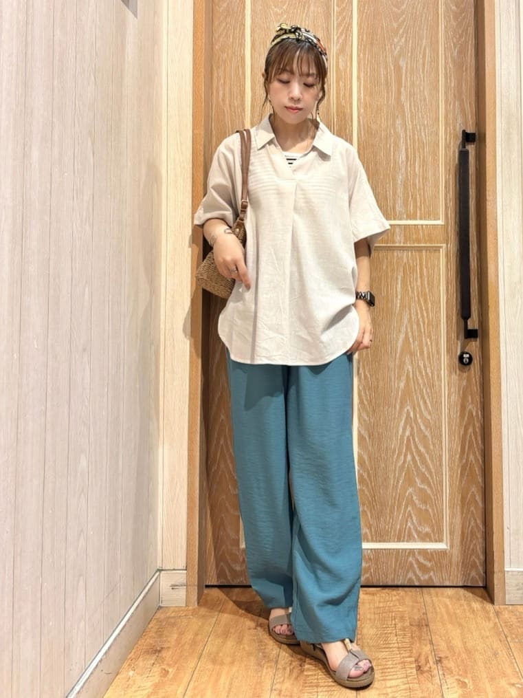 meiさんの「SHOO･LA･RUE｜【S-LL/UV/接触冷感/抗菌防臭】体型を自然にカバー フレンチリネンブレンド襟付ドルマンシャツ」を使ったコーディネート