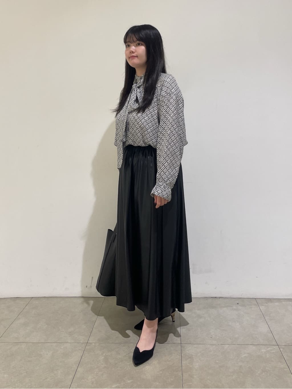 emikaさんの「INDIVI｜ジオメプリントボウタイブラウス」を使ったコーディネート