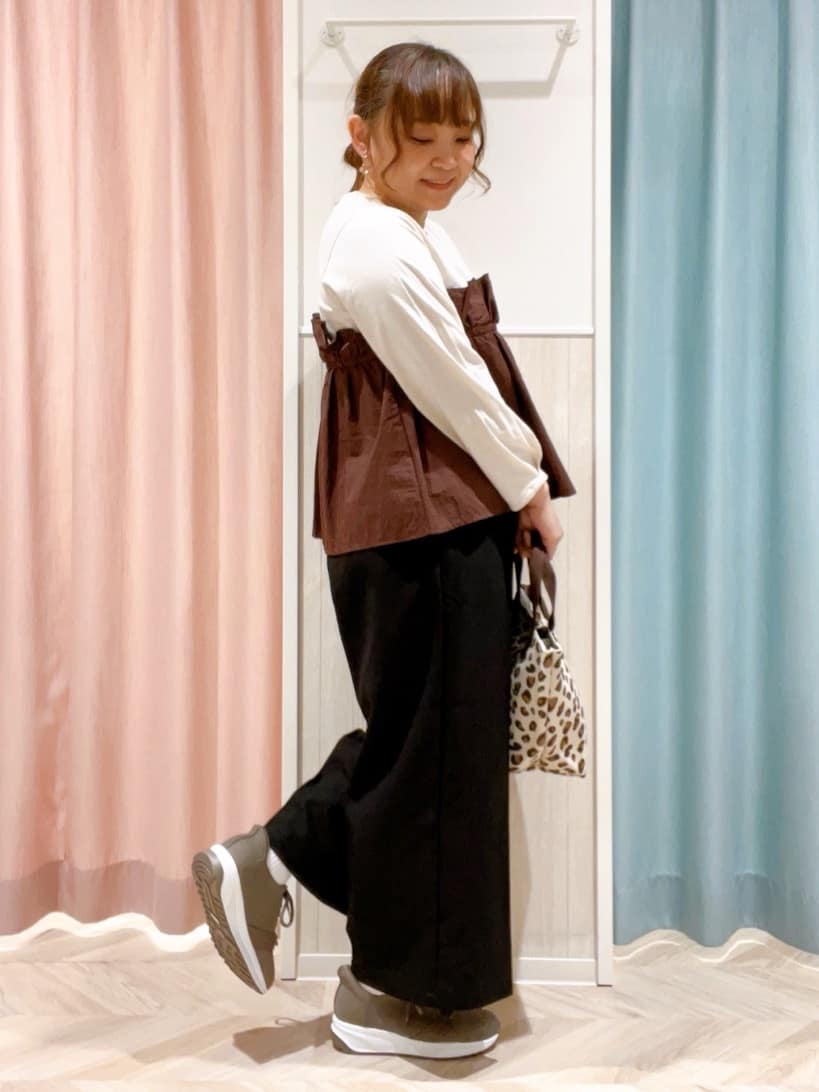 kitaさんの「SHOO･LA･RUE｜【洗濯機可/S-LL】1枚で華やか フリルドッキングトップス」を使ったコーディネート