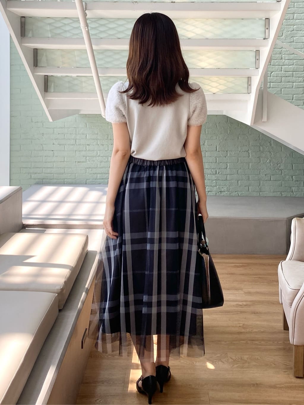 みさかさんの「index｜《6色展開》フェザーパフスリーブVネックニット【洗濯機洗い可】」を使ったコーディネート