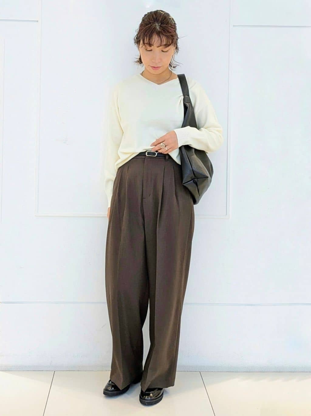 4410さんの「THE SHOP TK｜【すっきりシルエットが叶う】大人のためのVネックニット/毛玉になりにくい/静電気防止/洗濯機OK」を使ったコーディネート