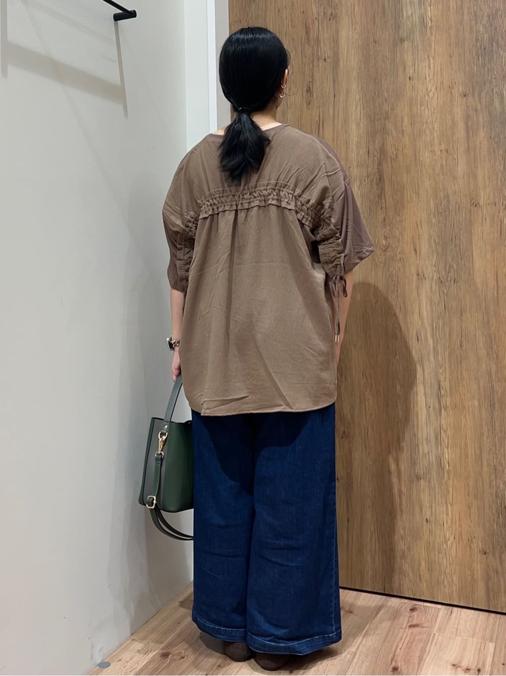 Reinaさんの「grove｜後ろ姿で魅せる　バックドロストシャーリングTシャツ」を使ったコーディネート