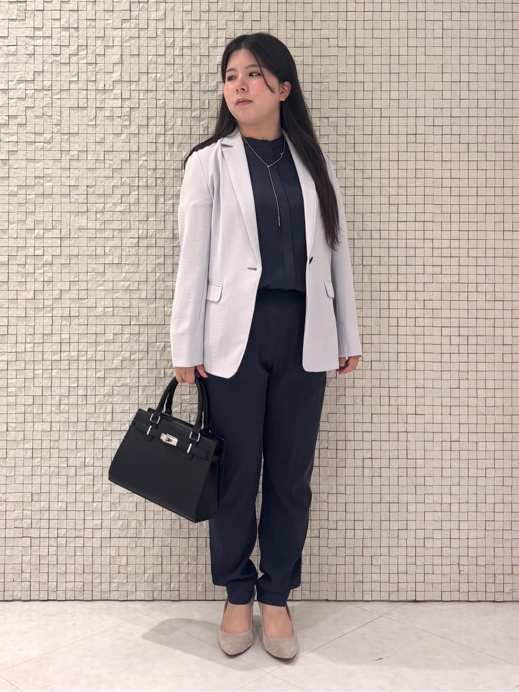 MEGUMIさんの「INDIVI｜【パンツ人気1位／褒められパンツ／洗える】ウエストゴムタックテーパードパンツ」を使ったコーディネート