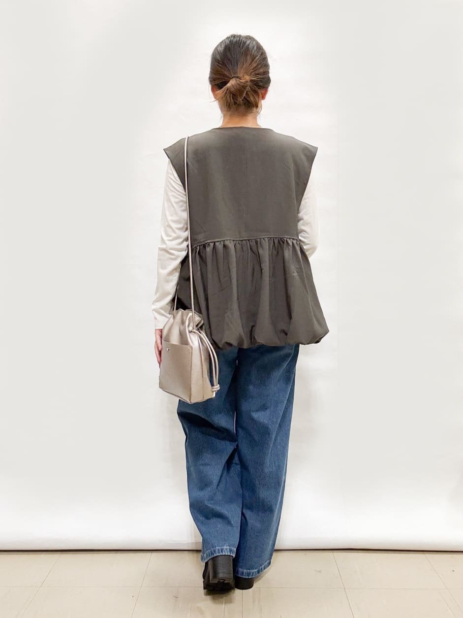 bulさんの「SHOO･LA･RUE｜【S-LL】美シルエット 裾バルーンシルエットジレ」を使ったコーディネート