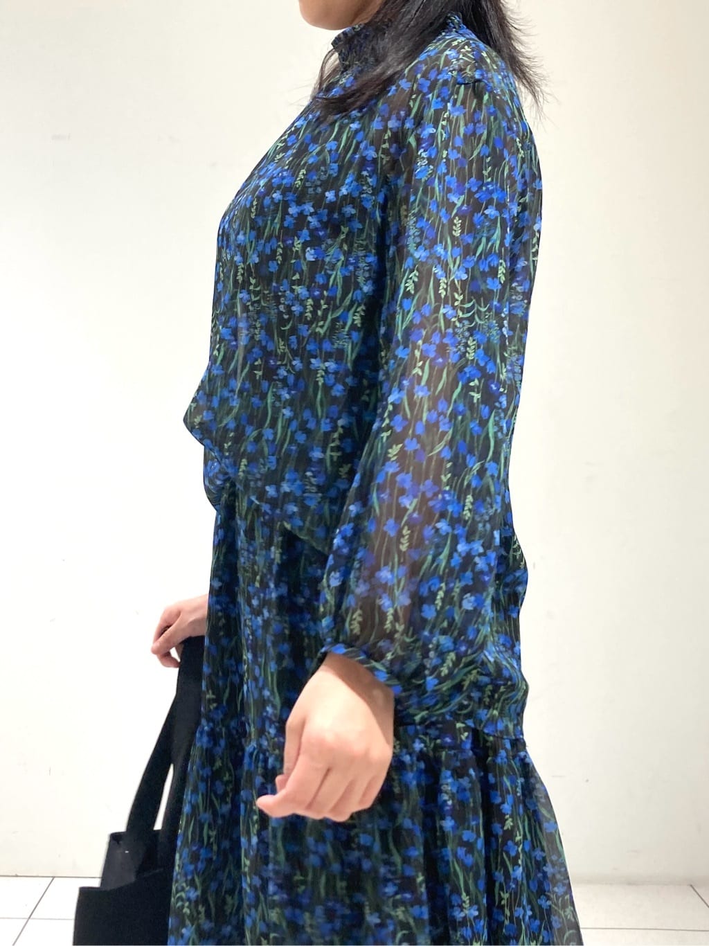 momokoさんの「INDIVI｜【秋映え柄/セットアップ可能】フラワーシフォンブラウス」を使ったコーディネート