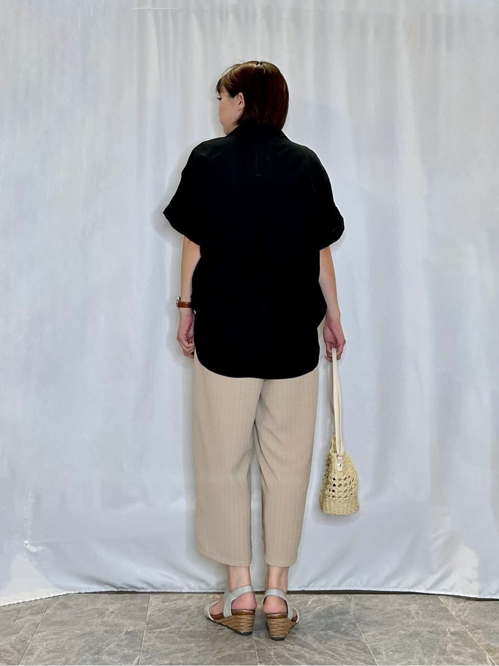 ネリさんの「SHOO･LA･RUE｜【S-LL/UV/接触冷感/抗菌防臭】体型を自然にカバー フレンチリネンブレンド襟付ドルマンシャツ」を使ったコーディネート
