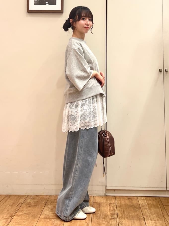 AIRIさんの「SHOO･LA･RUE｜【2点セット】ハーフスリーブミニ裏毛プルオーバー＆レースタンクトップセット」を使ったコーディネート