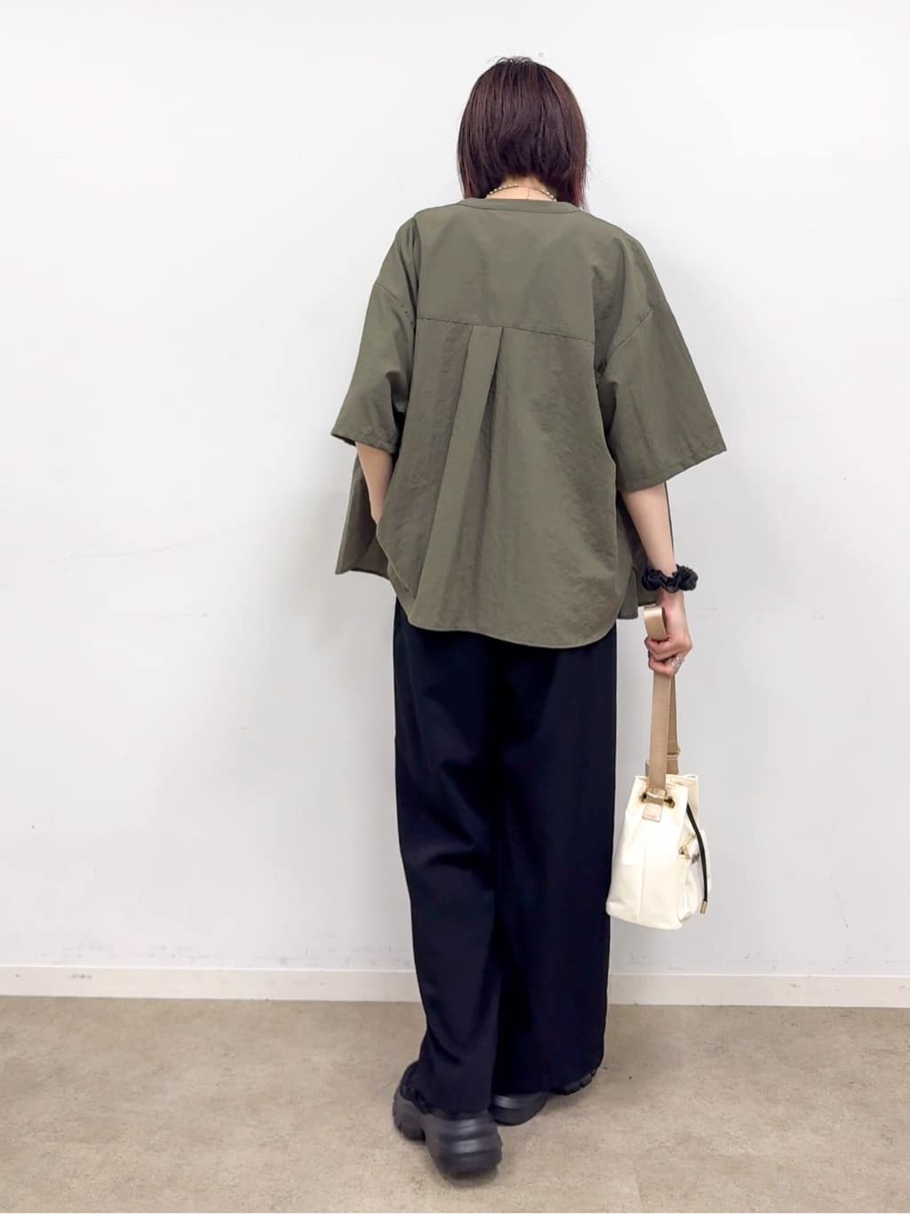 𝐜𝐡𝐢𝐤𝐚さんの「SHOO･LA･RUE｜【着丈選べる/S-LL】触れる度ひんやり ゆるきれい イージーワイドパンツ」を使ったコーディネート