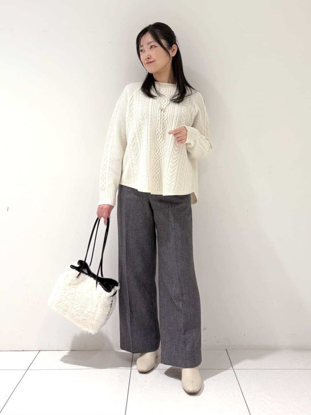 momokoさんの「INDIVI｜【洗える】ケーブルデザイン ラウンドヘムニット」を使ったコーディネート