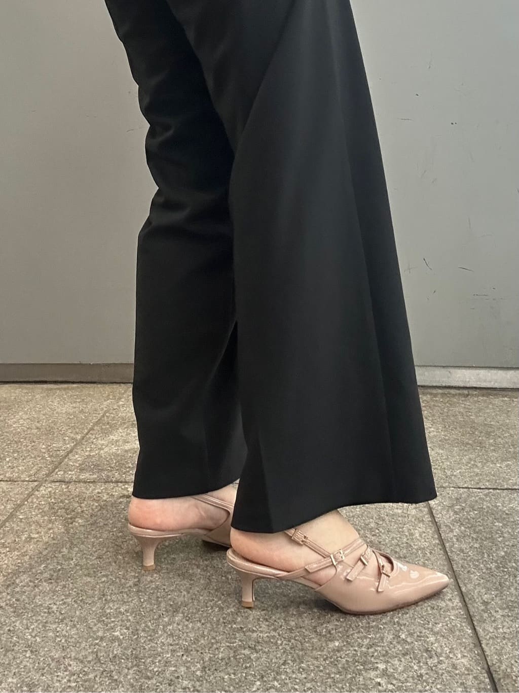 あずみさんの「ESPERANZA｜バックストラップミドルヒールパンプス」を使ったコーディネート