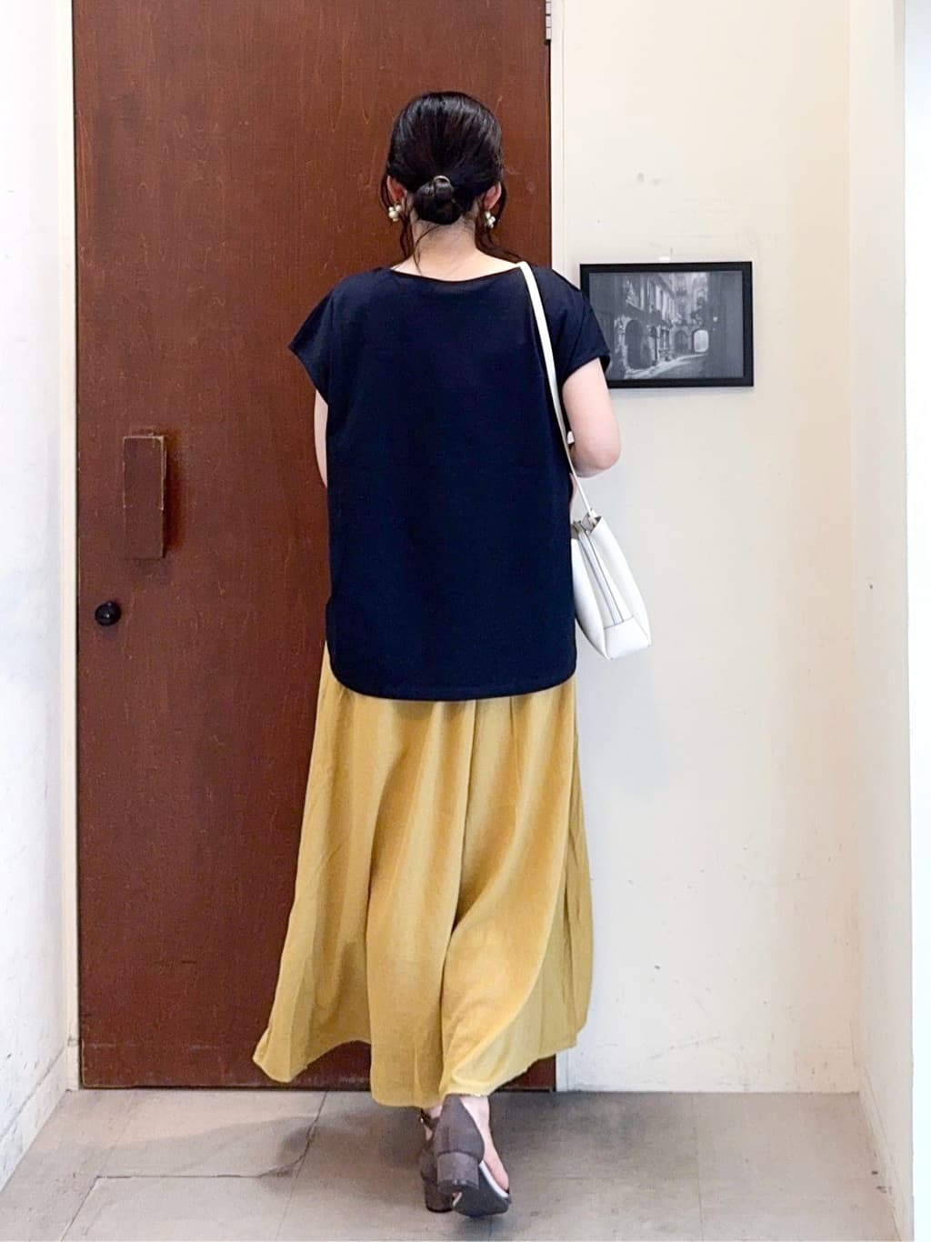 𝐇𝐢𝐫𝐨𝐦𝐢さんの「SHOO･LA･RUE｜【S-LL/裏地ひんやり】エアリーで涼やか 大人のシアースカーチョ」を使ったコーディネート