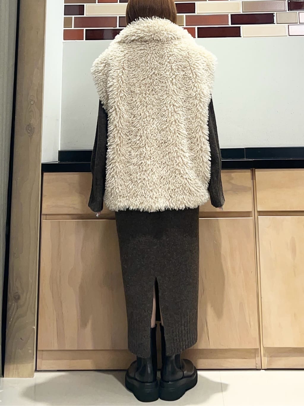 かのさんの「THE SHOP TK｜プラスするだけでこなれ見え ボアベスト」を使ったコーディネート