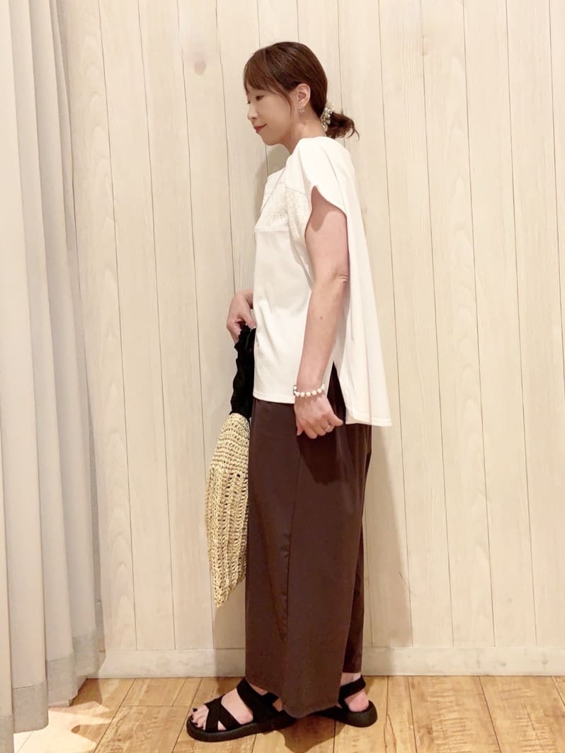 あいこさんの「SHOO･LA･RUE｜【洗える/S-LL/体型カバー】レース使いが華やか フレンチスリーブコットンTシャツ」を使ったコーディネート