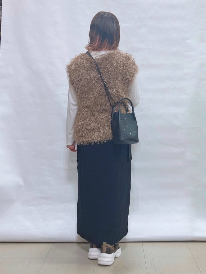 YUIさんの「SHOO･LA･RUE｜【2点セット/S-LL】大人のフェミニンカジュアルに ラメシャギーニットベスト+ロンT」を使ったコーディネート