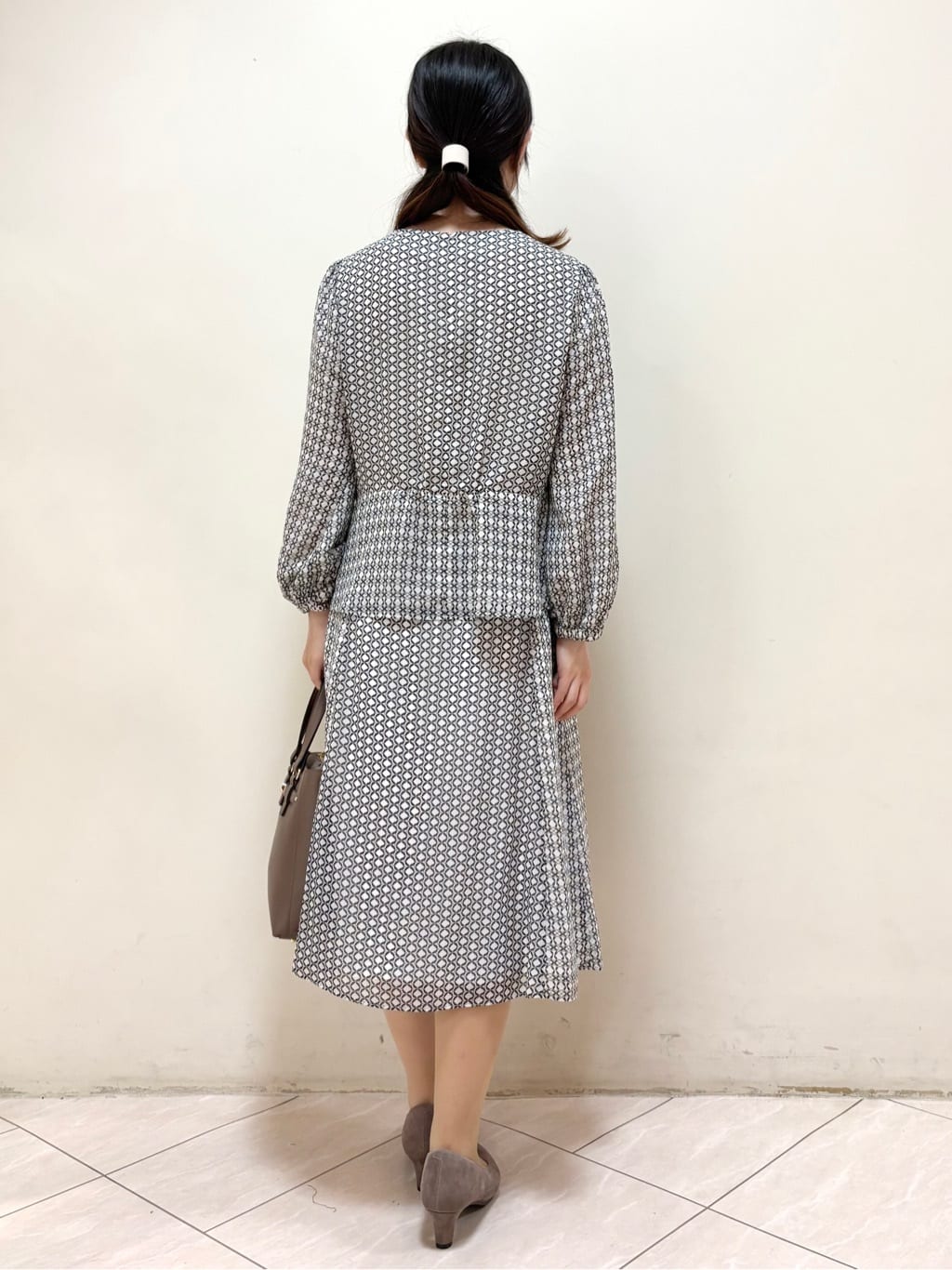 mikiさんの「Reflect｜【きちんと見え／セットアップ可／通勤におすすめ◎】ペプラムプリントブラウス」を使ったコーディネート