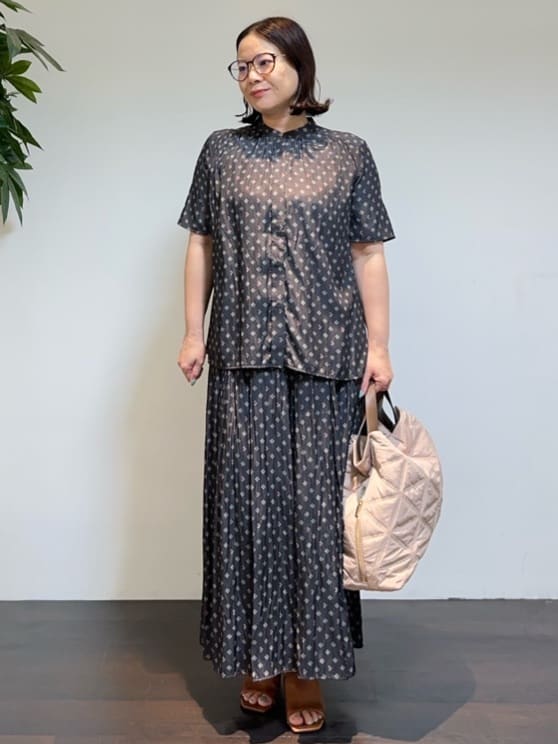 Asamiさんの「UNTITLED｜【セットアップ可/リラクシー/通勤】スクエアジオメ柄ブラウス」を使ったコーディネート