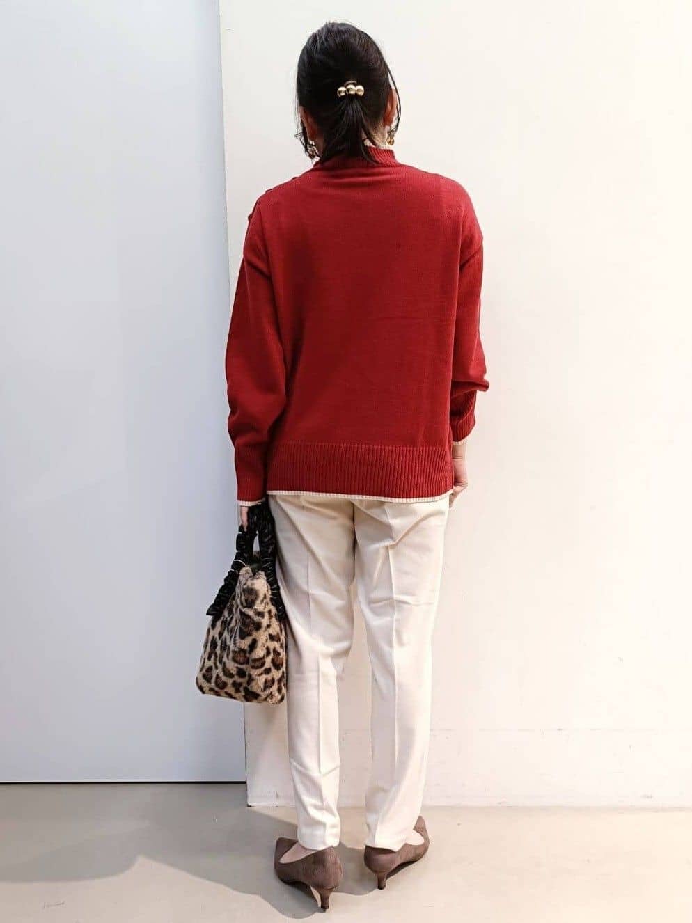 あんさんの「THE SHOP TK｜【インしないで着られる】金ボタン ハイネックニット/毛玉になりにくい/静電気防止/洗濯機OK」を使ったコーディネート
