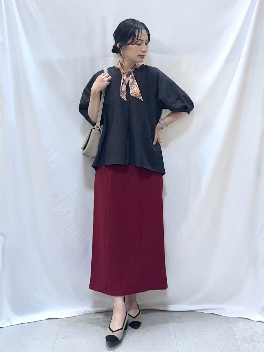 𝐇𝐢𝐫𝐨𝐦𝐢さんの「SHOO･LA･RUE｜【S-LL/洗濯後しわになりにくい】ランタンスリーブで女性らしく 5分袖スキッパーブラウス」を使ったコーディネート
